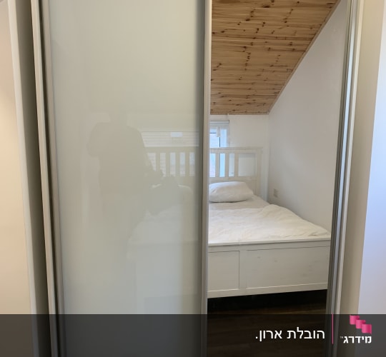 ארון הזזה עם דלתות זכוכית בחדר שינה